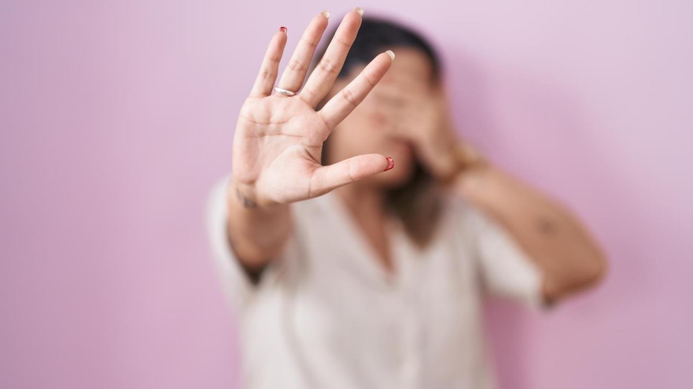 Damares Alves leu o relatório favorável à proposta na reunião desta terça, presidida por Flávio Bolsonaro.