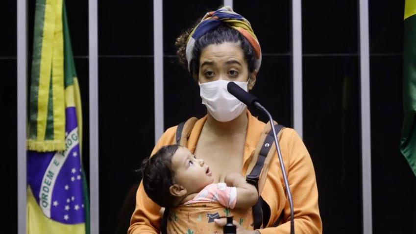 Deputada Talíria Petrone com a filha Moana em sessão de fevereiro de 2021.