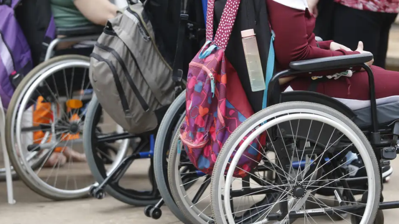 Projeto amplia alcance de benefício na conta de luz para famílias com pessoas com deficiência.