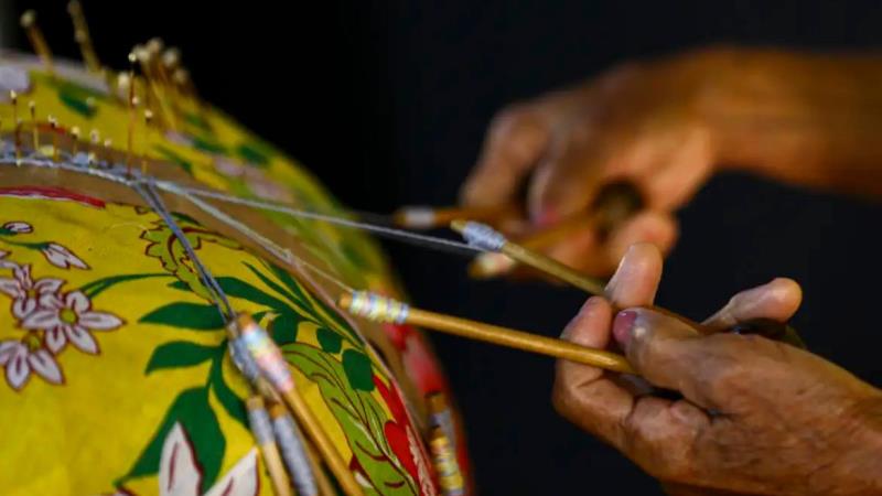 Artesãs ganham reconhecimento legal em proposta aprovada na Câmara; projeto busca ampliar apoio e visibilidade à atividade feminina no setor.