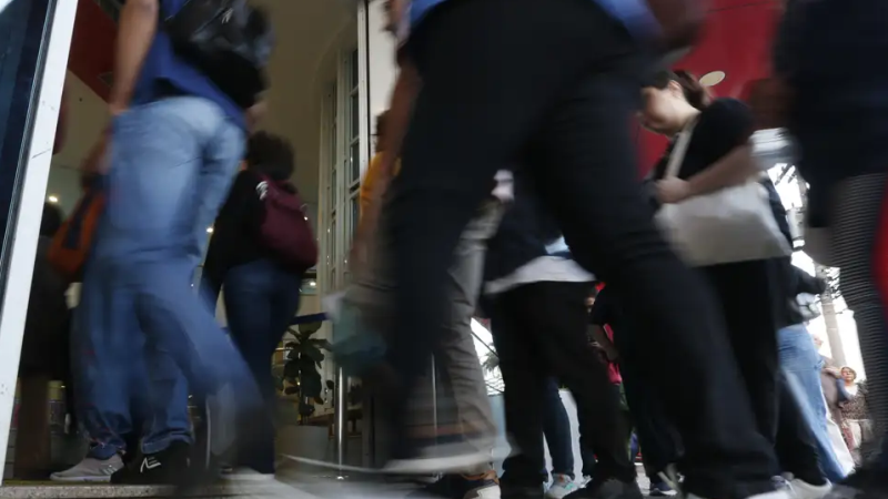 Candidatos do Concurso Público Nacional Unificado chegam ao local de prova em agosto de 2024.