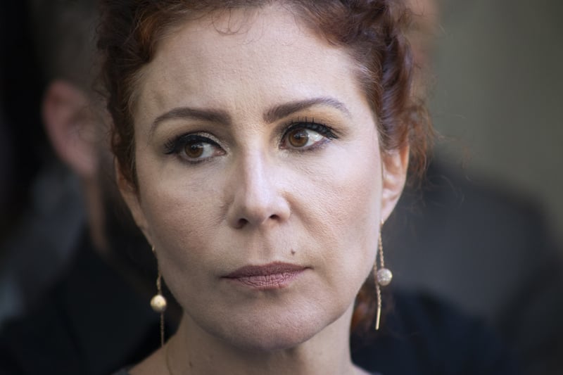 Carla Zambelli, que recorre de condenação no Supremo, não dá indícios de que voltará ao país para cumprir pena. 