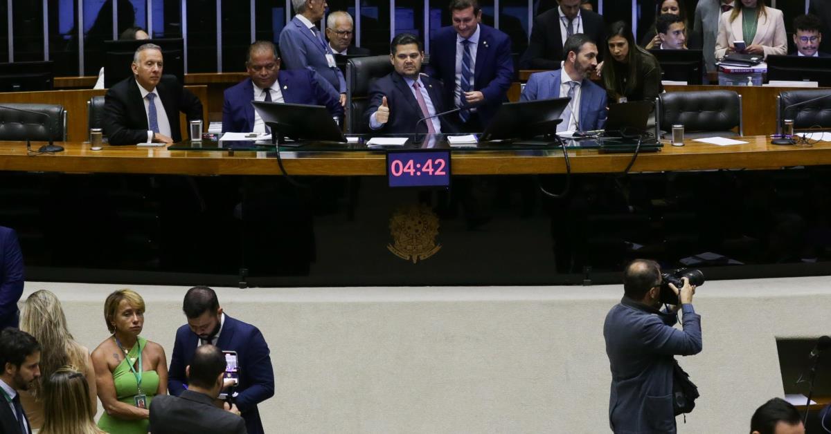 Congresso adia discussão de vetos sobre emendas