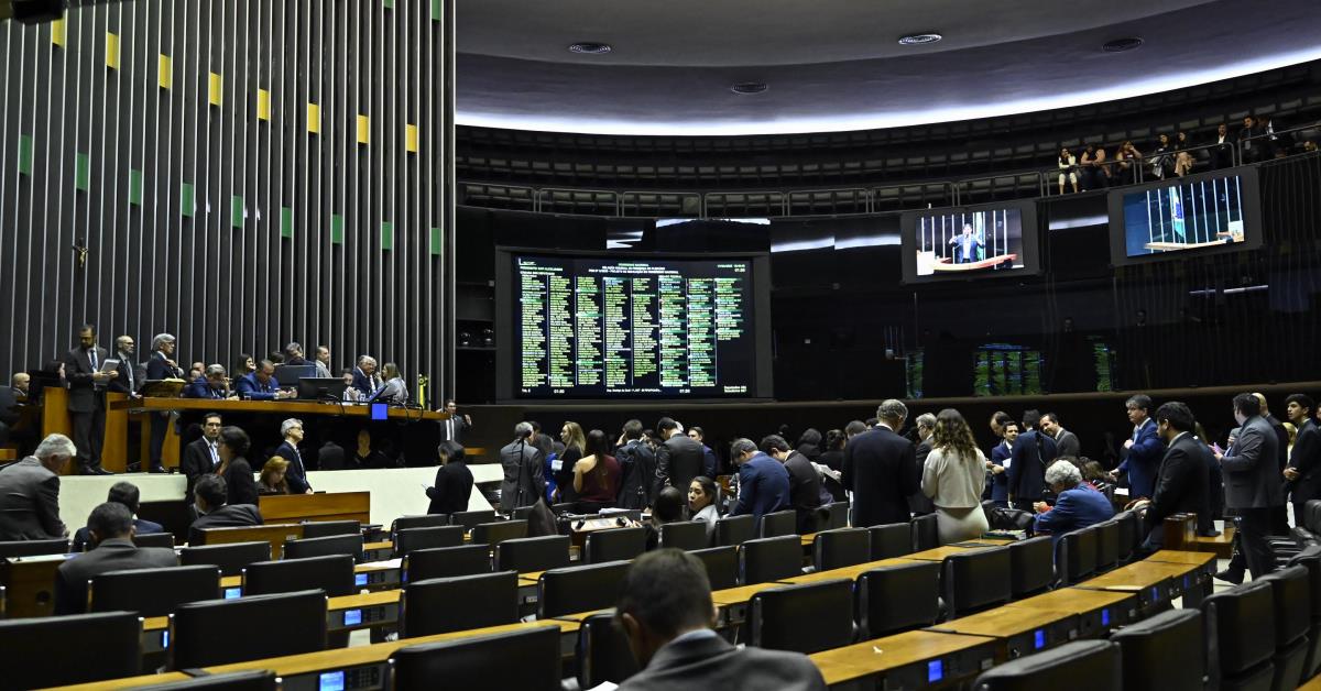 Congresso derruba veto e garante pensão às vítimas de Zika vírus