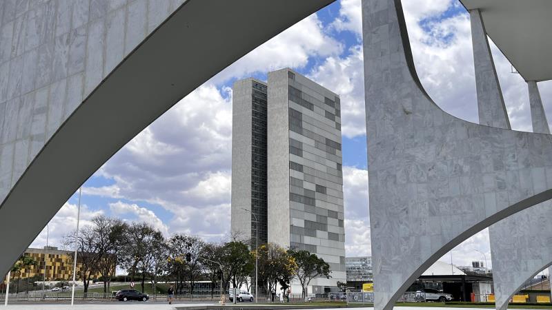 Governo estuda a possibilidade de contestar derrubada do aumento do IOF na Justiça. 