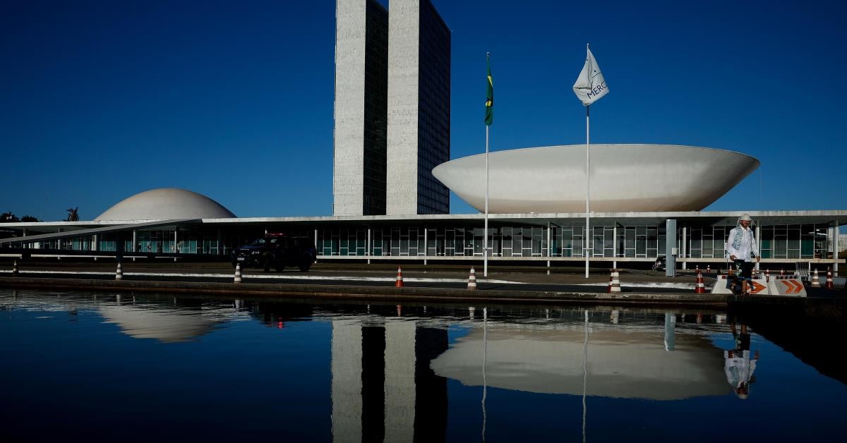 Congresso promulga uso de emendas para pagar salários da saúde