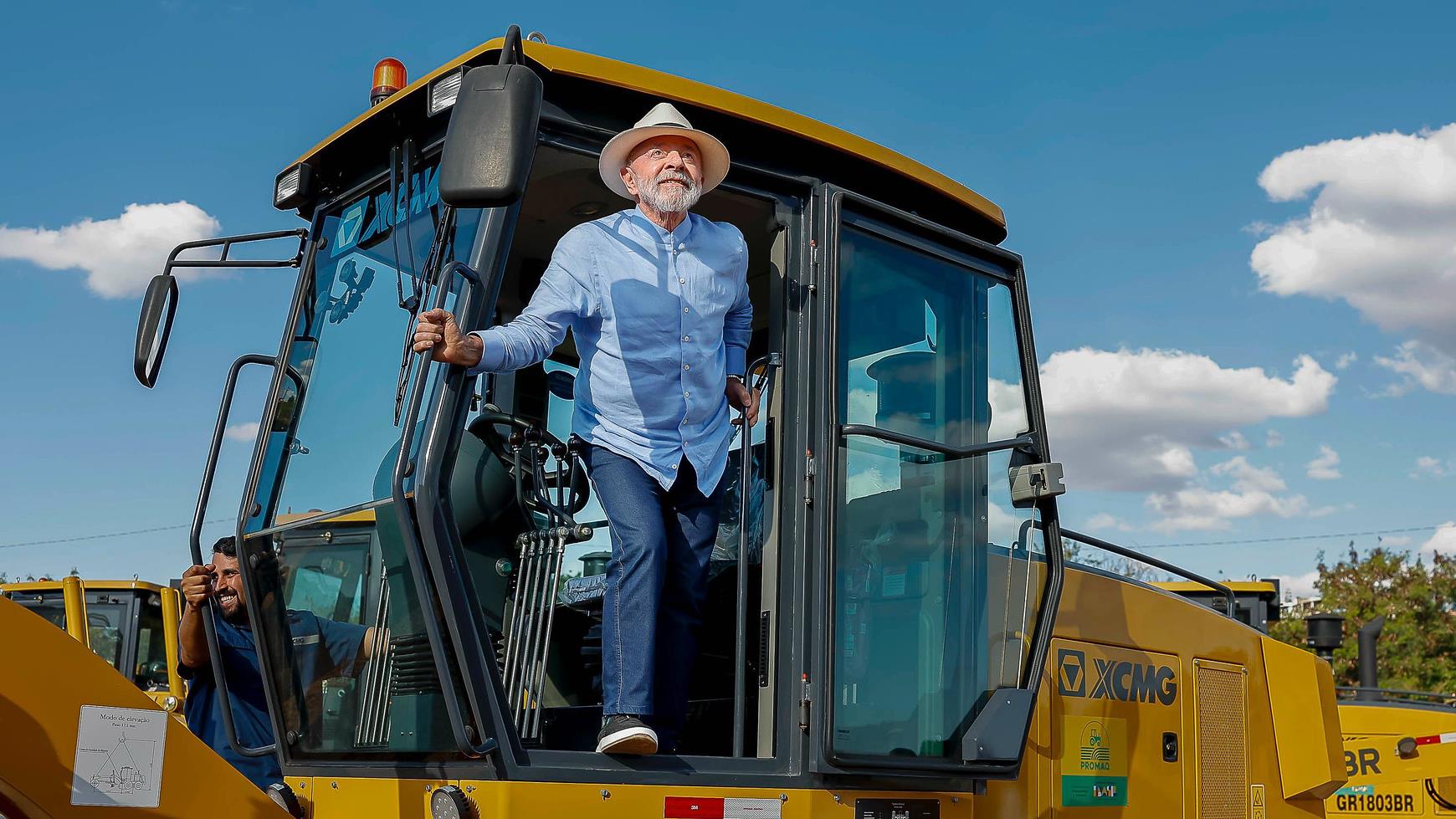 Lula em visita e cerimônia de entrega de máquinas agrícolas a municípios de Minas Gerai.