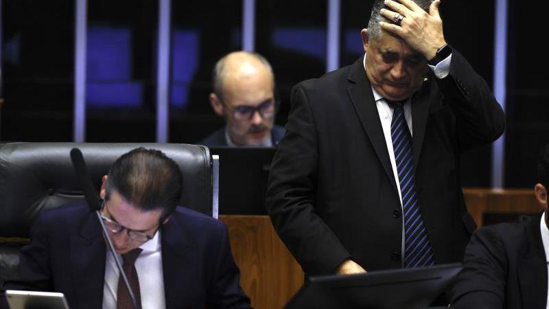 O líder do governo na Câmara, José Guimarães (PT-CE), com a mão na cabeça, ao lado do presidente da Câmara, Hugo Motta (Republicanos-PB): derrota do governo teve o carimbo de partidos na centro-esquerda.