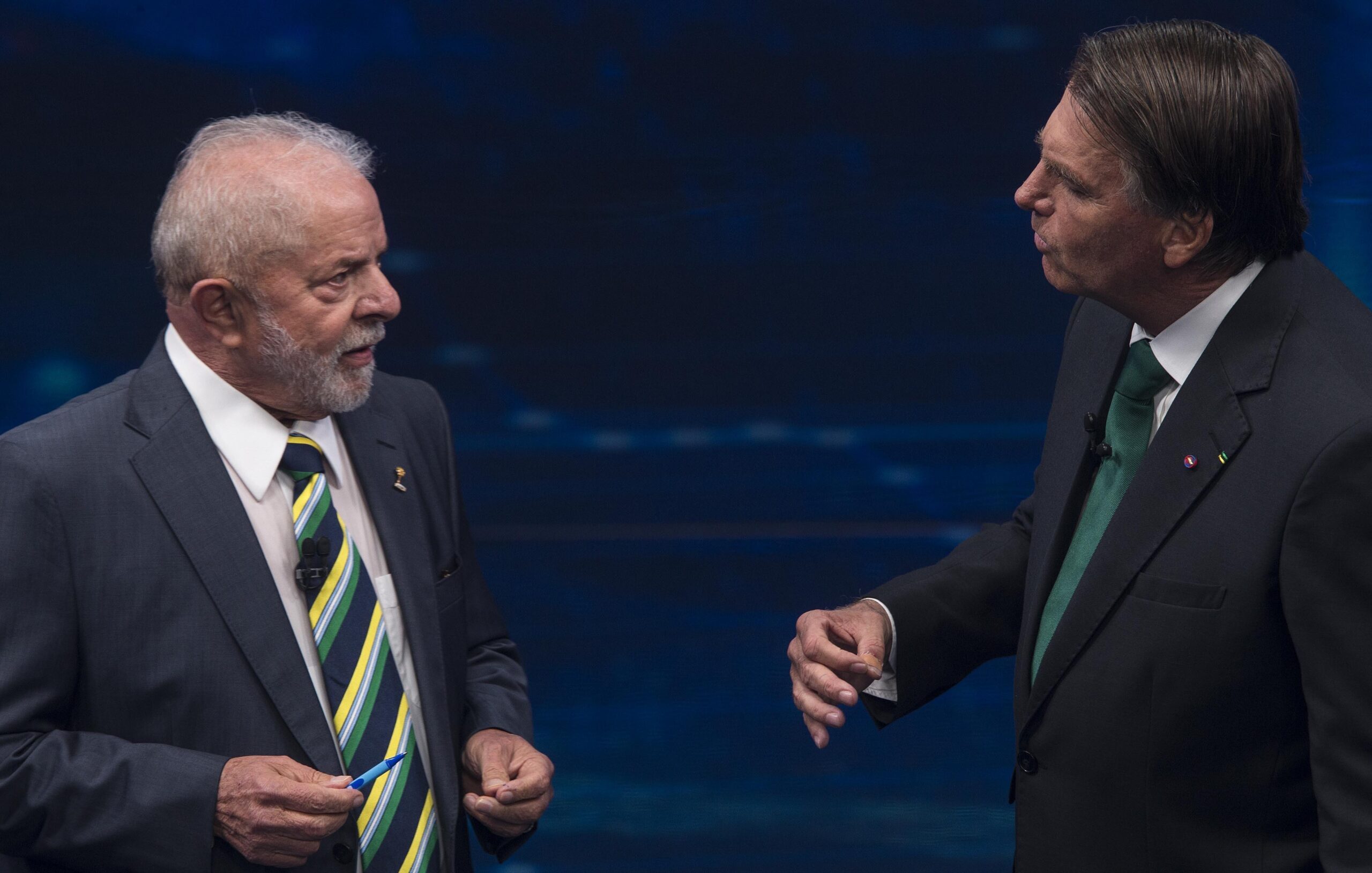 Segundo o Datafolha, sete de cada dez brasileiros se identificam ou com Bolsonaro ou com o PT de Lula. 