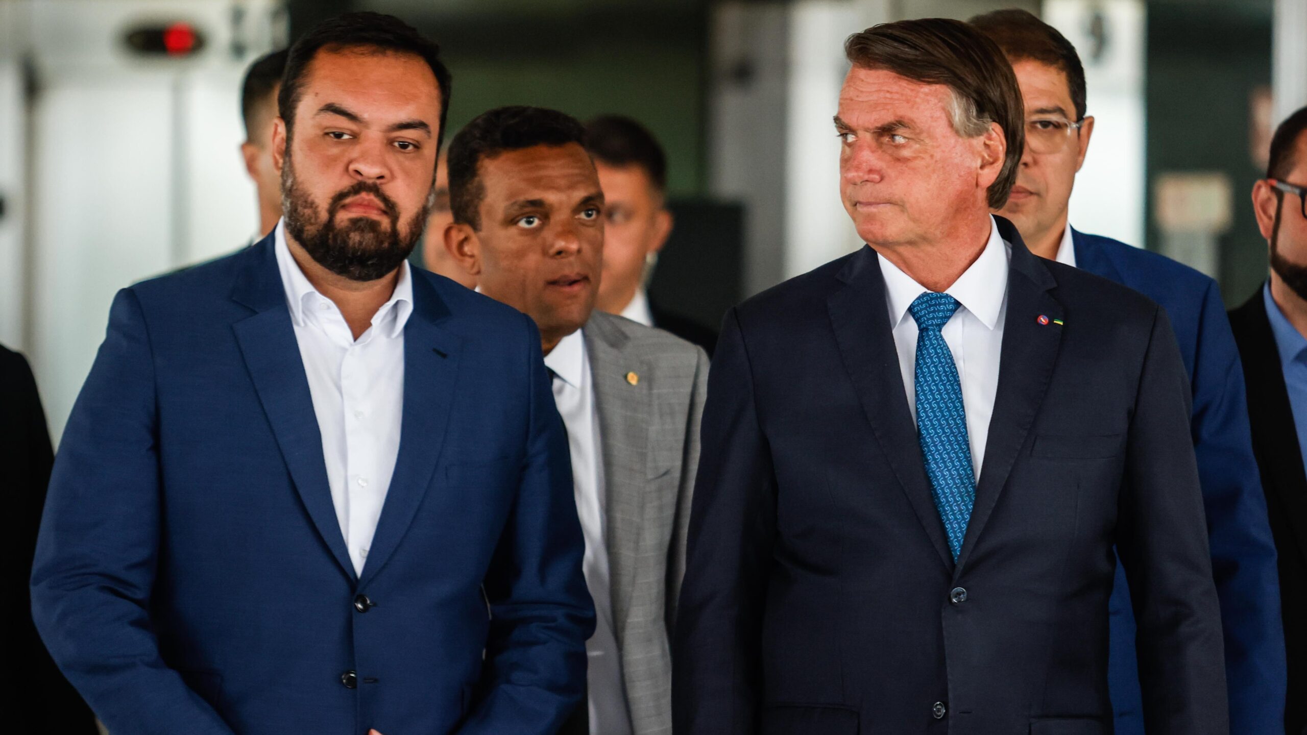 Bolsonaro é apontado como principal beneficiário de esquema de monitoramento ilegal na Abin. Entre os monitorados, o governador do Rio de Janeiro, Cláudio Castro, de seu partido.