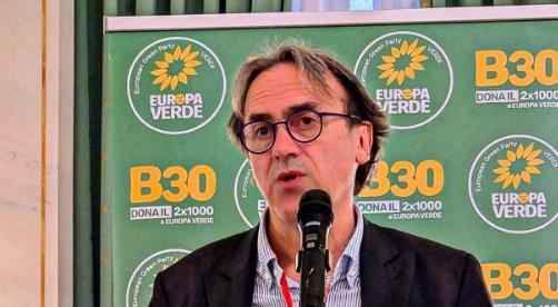 Angelo Bonelli sugere que o governo italiano revogue a cidadania de acusados de atentar contra a democracia.