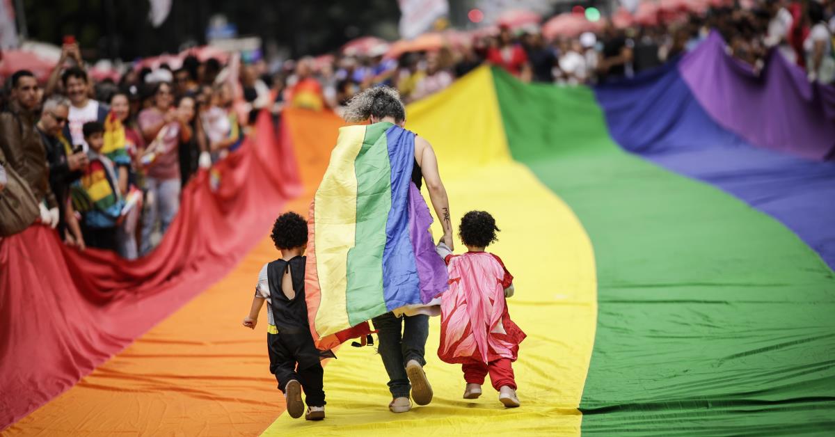Dia do Orgulho LGBTQIA+: entenda a origem e os desafios atuais