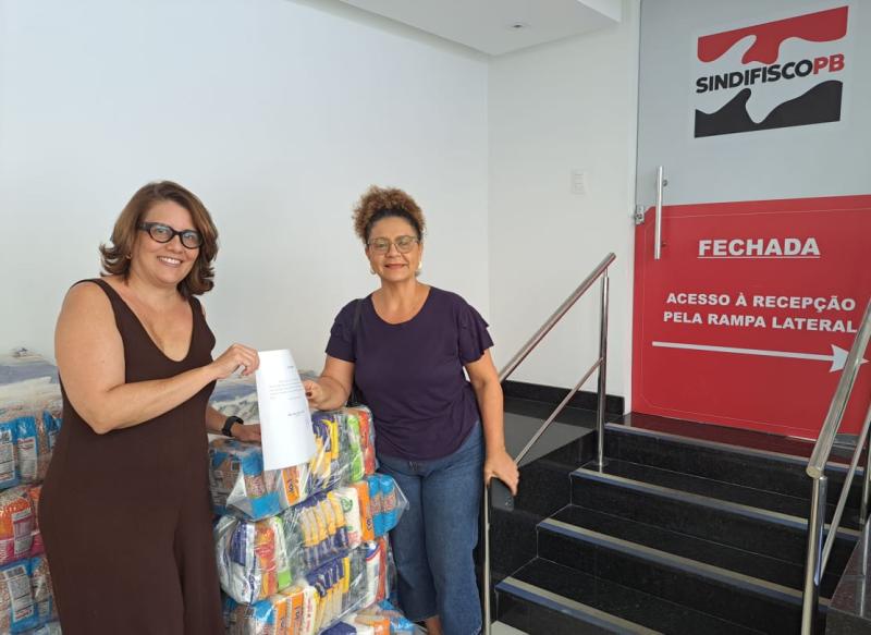 Diretoria entrega cestas-básicas arrecadas no Forró Fiscando