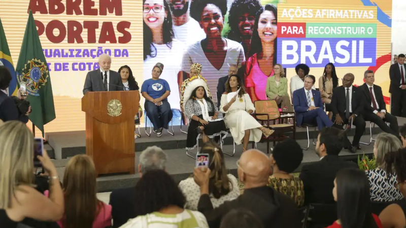 Lula sanciona nova lei de cotas, que agora inclui indígenas e quilombolas.