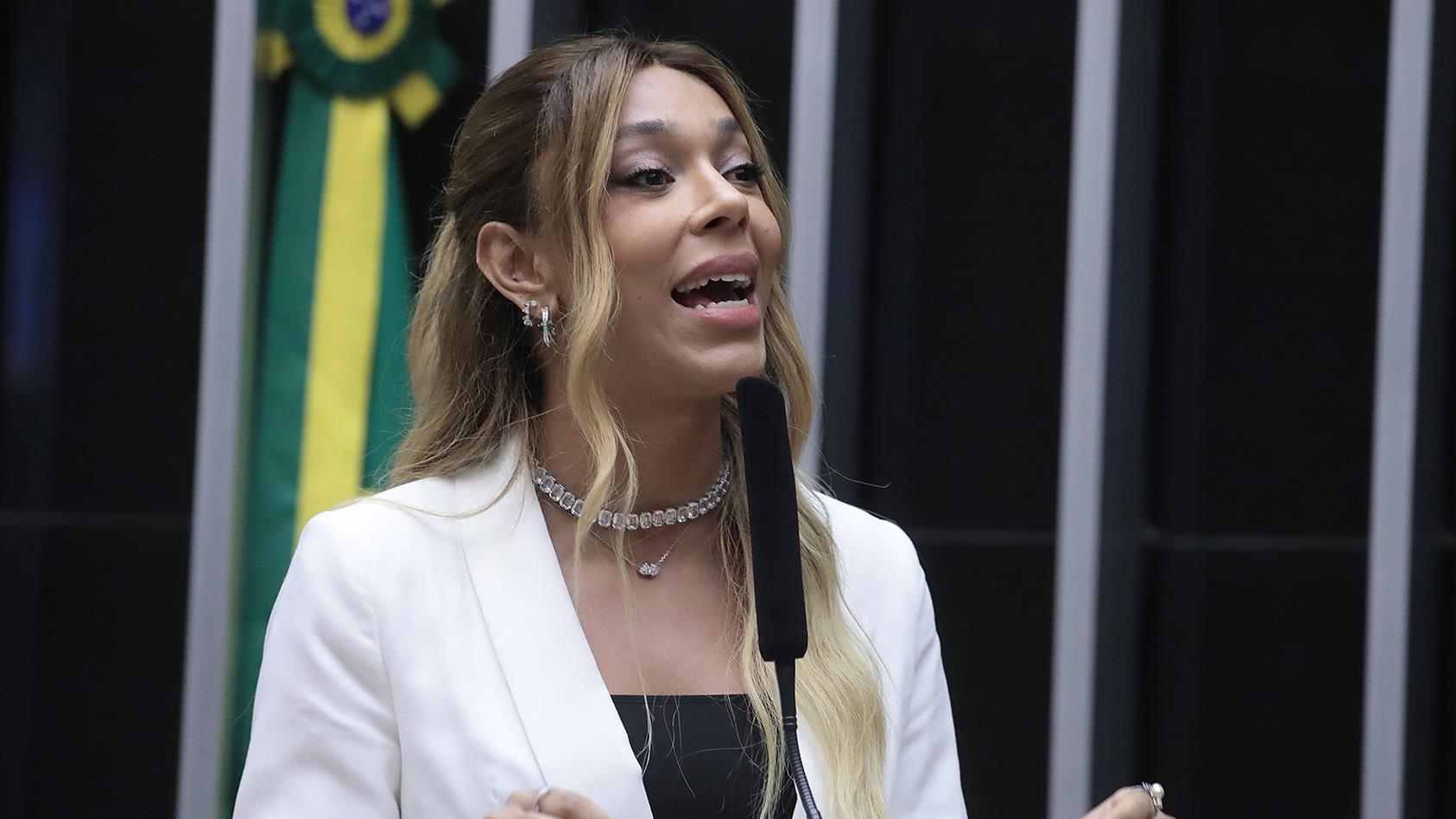 Deputada publica documentos para esclarecer reembolso por procedimento facial.