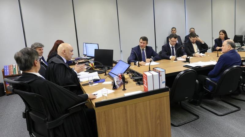 Freire Gomes liga ex-ministro à minuta de teor golpista, Torres nega envolvimento no plano.