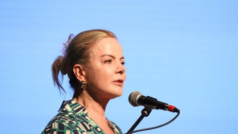 A ministra das Relações Institucionais, Gleisi Hoffmann, criticou os juros 