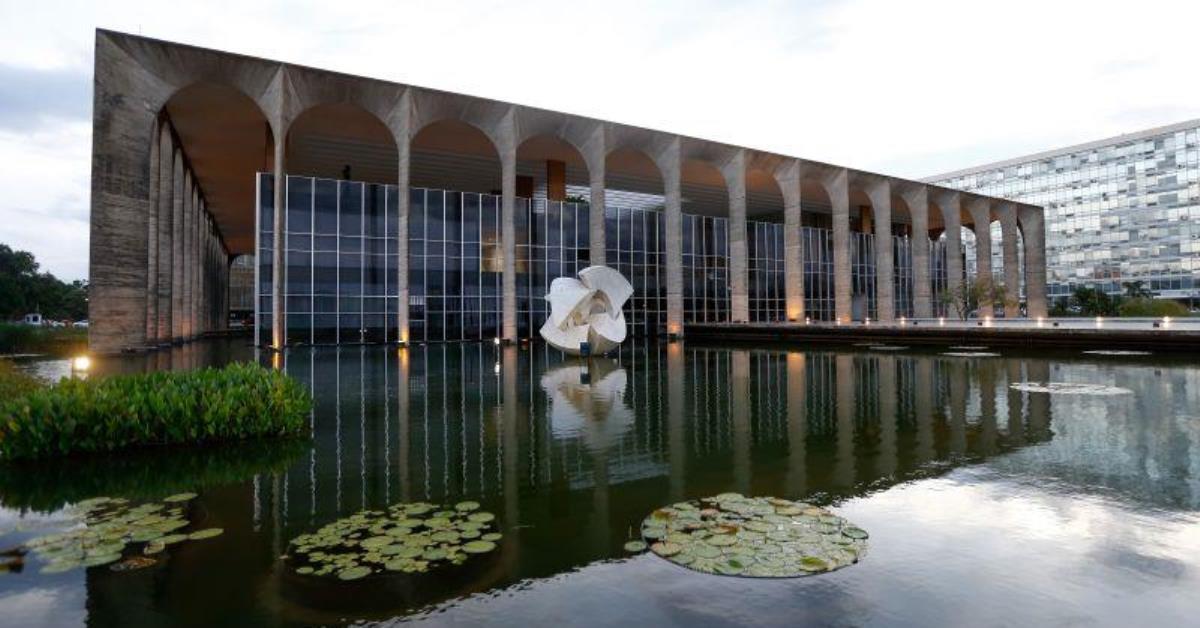 Governo cria regras para pagar transporte de mortos no exterior