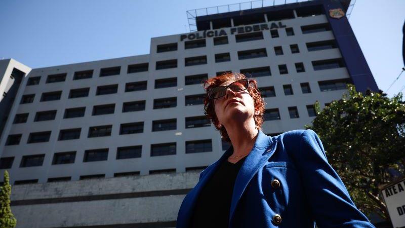 Carla Zambelli se licenciou do mandato de deputada e deixou o país.