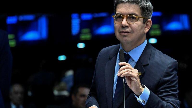 O líder do governo no Congresso, senador Randolfe Rodrigues (PT-AP), anunciou que a gestão Lula vai editar a MP para compensar a queda dos vetos do presidente.