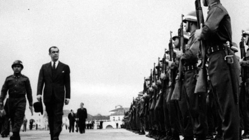 O presidente Juscelino Kubitschek passa tropa em revista no aeroporto do Galeão. 