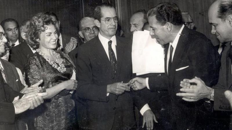 Da esquerda para a direita, Lydia Hammes Santos, Guiomard Santos, o presidente João Goulart e o primeiro ministro Tancredo Neves, na ocasião da sanção da lei n° 4.070.