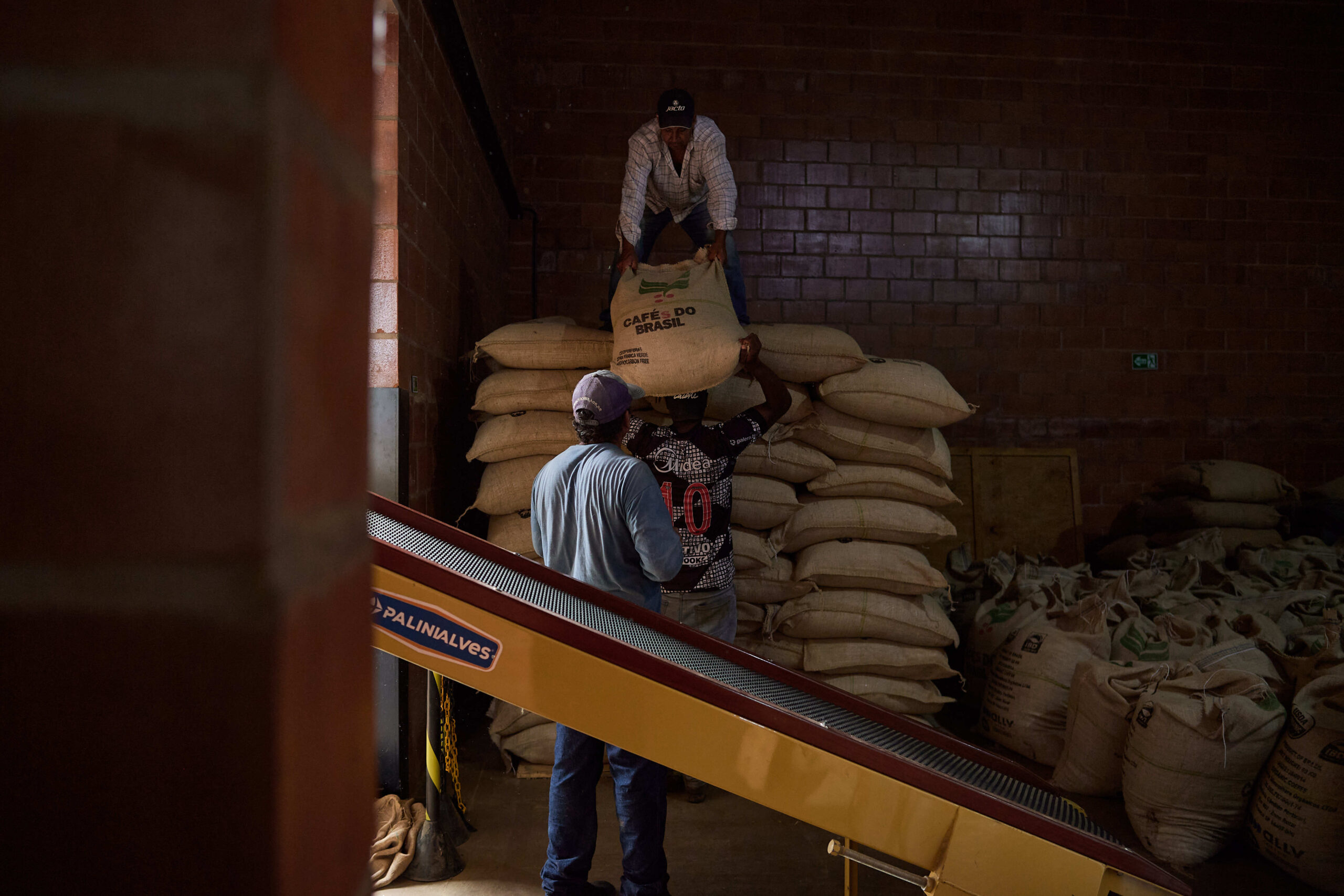 No século XXI, o cenário se inverte: altamente demandado, o café não chega ao consumidor por falhas no sistema de transporte.