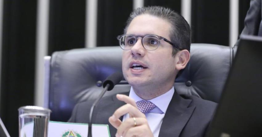 Hugo Motta envia à CCJ pedido de cassação de Carla Zambelli