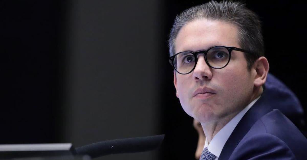 Hugo Motta prevê reação “muito ruim” do Congresso a compensação do IOF