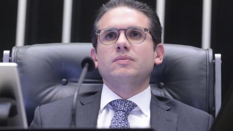Hugo Motta na presidência da sessão que aprovou a urgência para a derrubada do decreto do IOF.