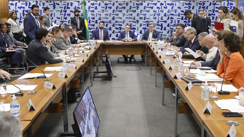 Líderes criticam o governo pelo aumento de tributos para atingir a meta fiscal.