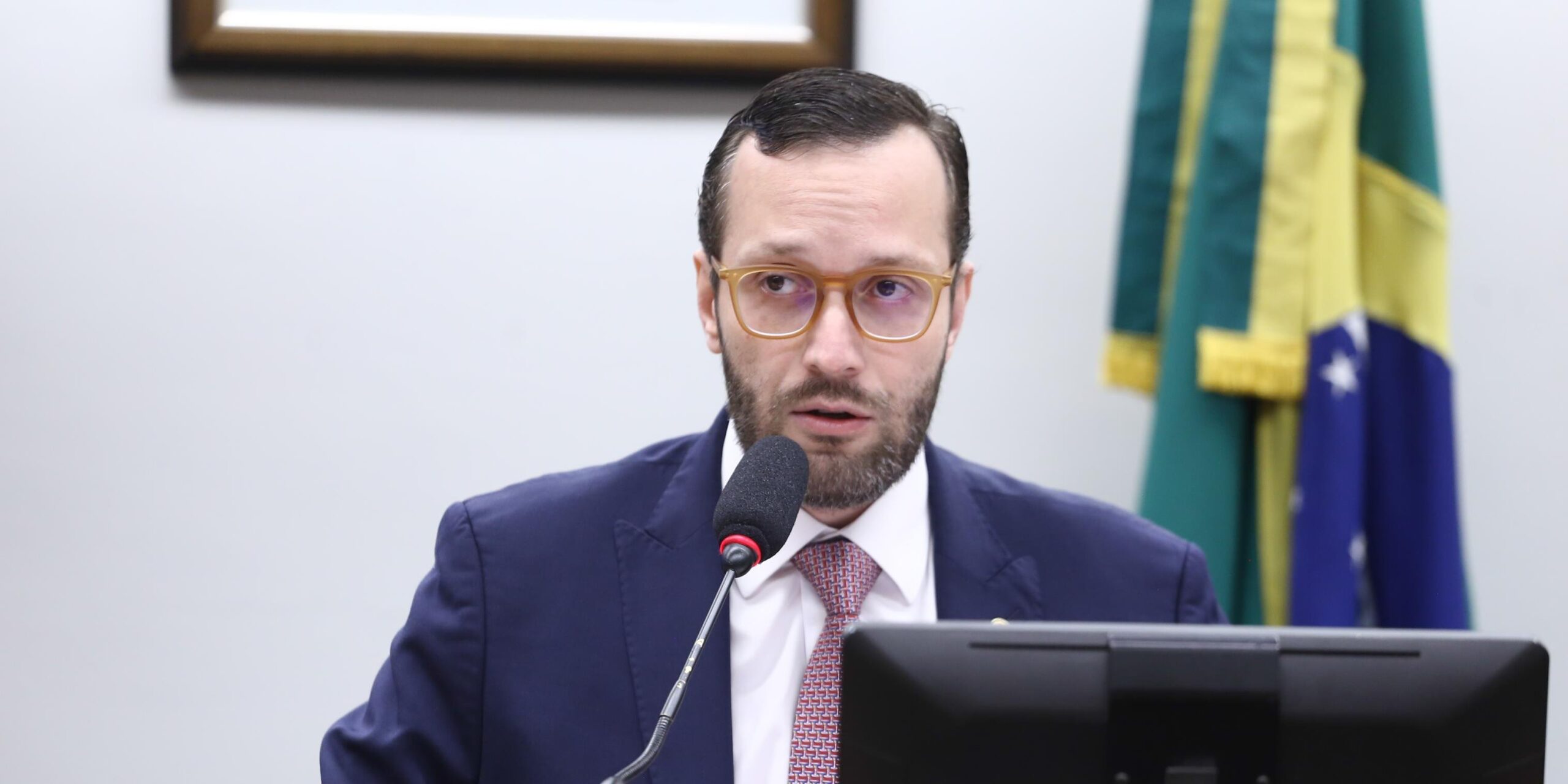 Lindbergh pede abertura de investigação na PF contra Filipe Barros