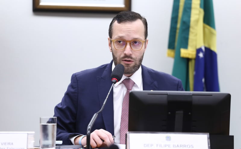 Presidente da Comissão de Relações Exteriores, Barros é acusado por Lindbergh de colaborar com ofensiva contra o STF.