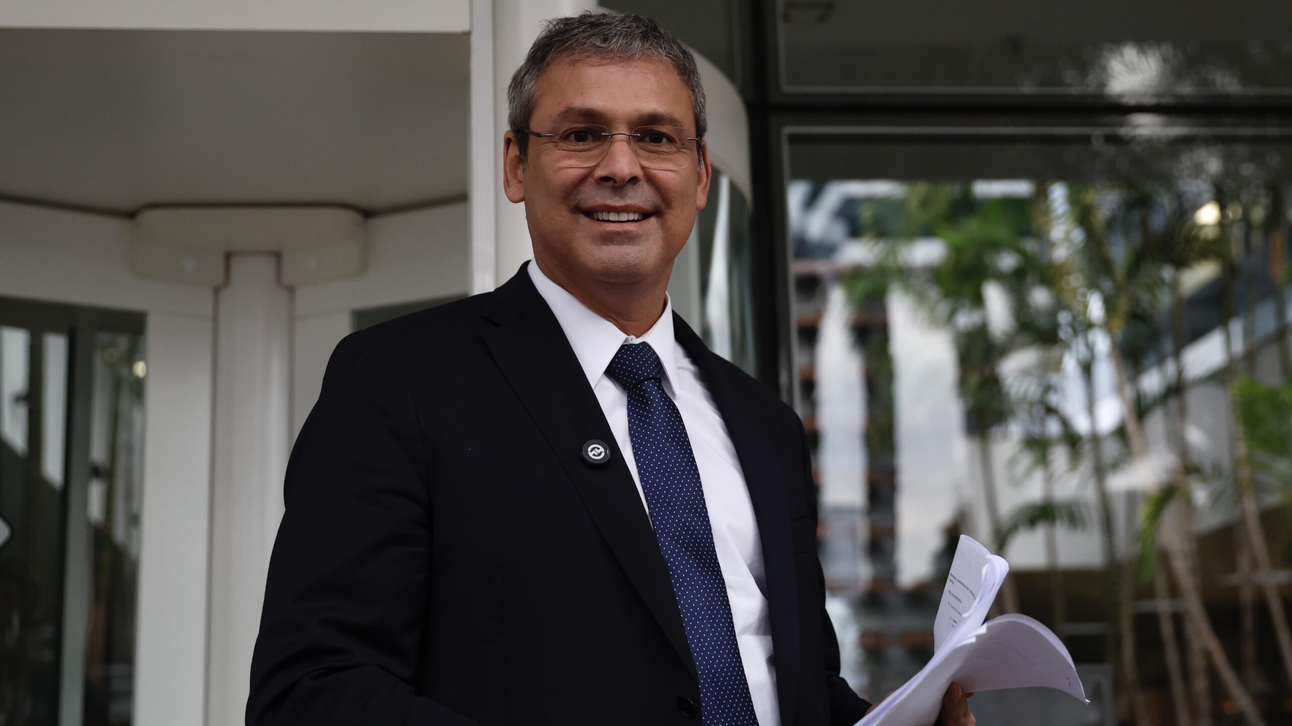 Deputado menciona Eduardo Bolsonaro, nos EUA, e Carla Zambelli, na Europa, como precedentes que reforçam o pedido de medida cautelar.