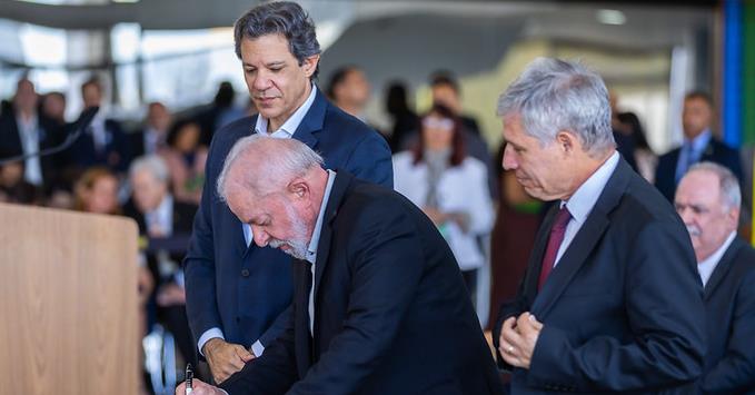 Lula assina decreto para reduzir agrotóxicos na agricultura