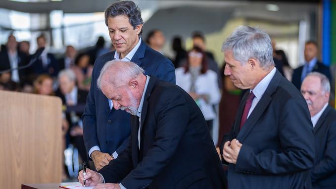 Presidente Lula e os ministros Fernando Haddad e Paulo Teixeira.
