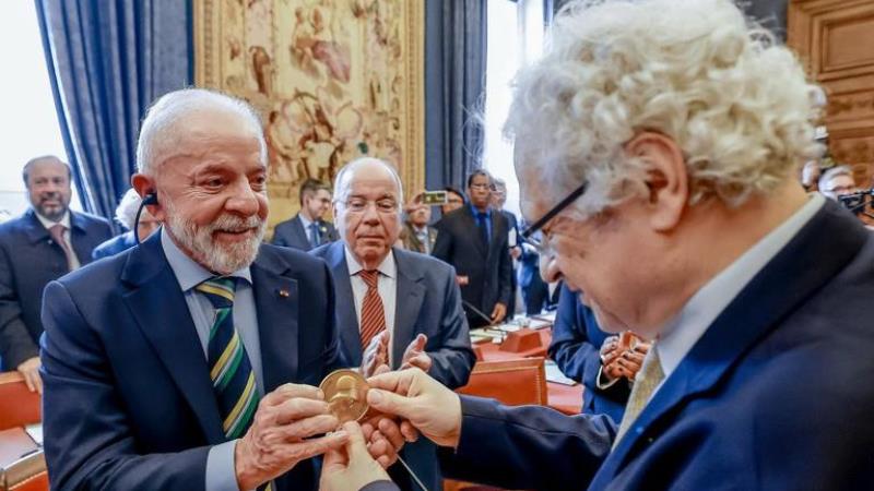 O presidente Lula, em Paris, recebendo homenagem da Academia Francesa.