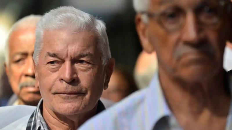 Descontos indevidos em benefícios do INSS motivam investigação de irregularidades.