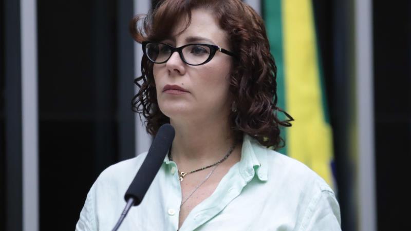 PF investigará redes sociais e transferências por PIX ligadas à deputada foragida.