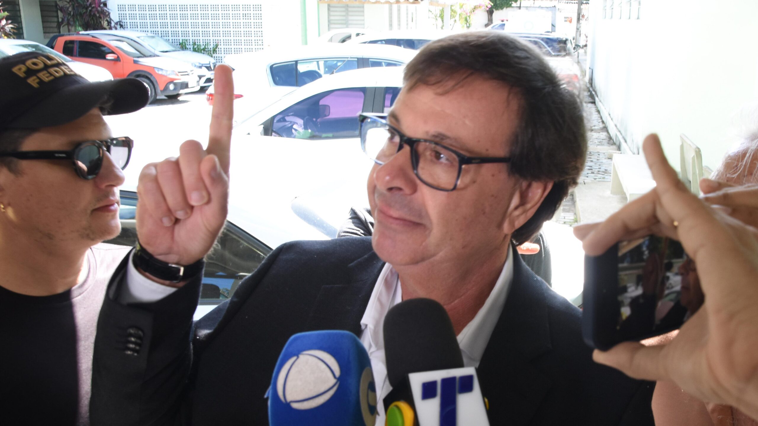 Decisão impôs medidas cautelares a Gilson Machado, como proibição de sair do país.