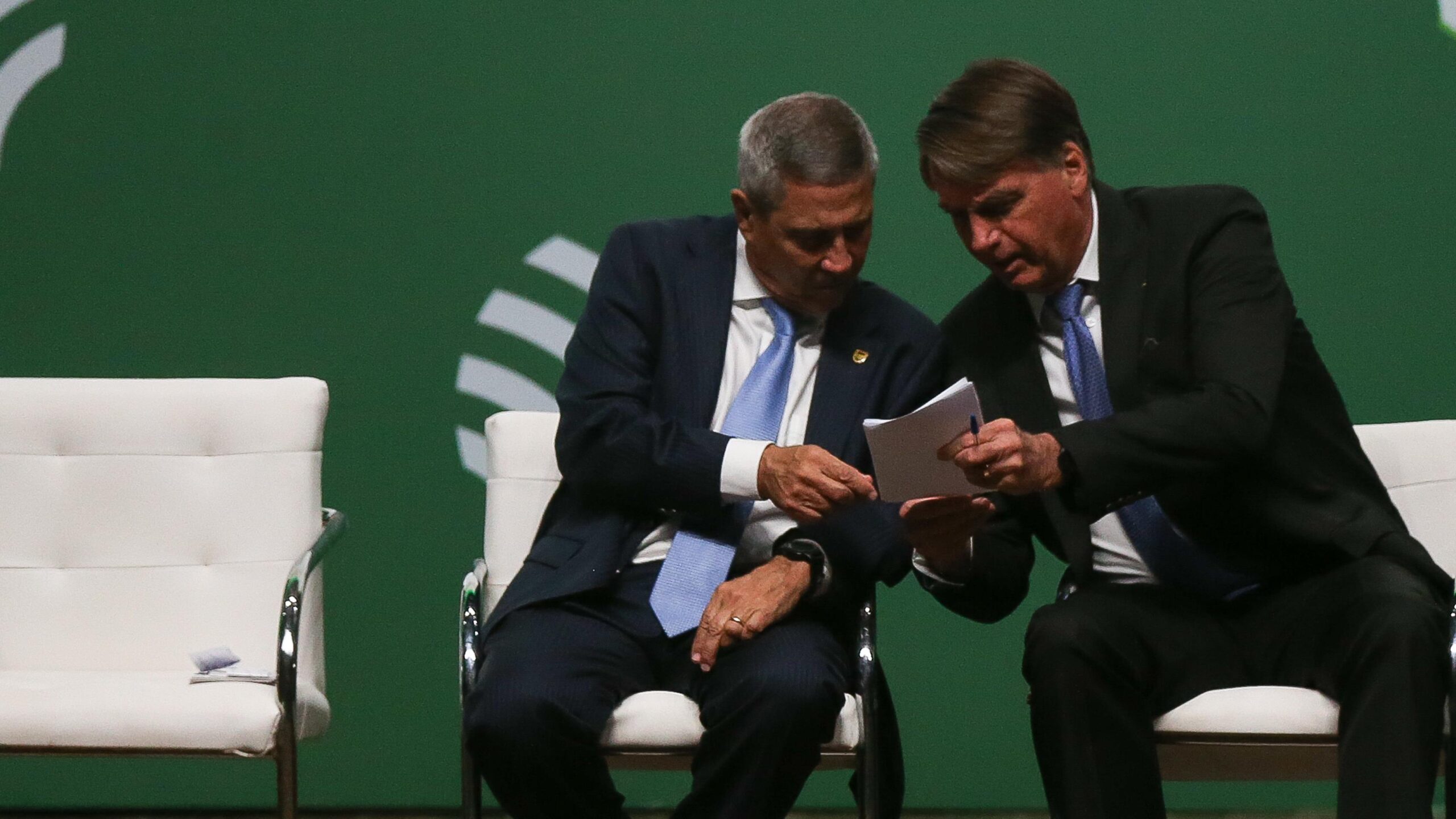 Bolsonaro e o ex-ministro da Casa Civil e da Defesa Walter Braga Netto.
