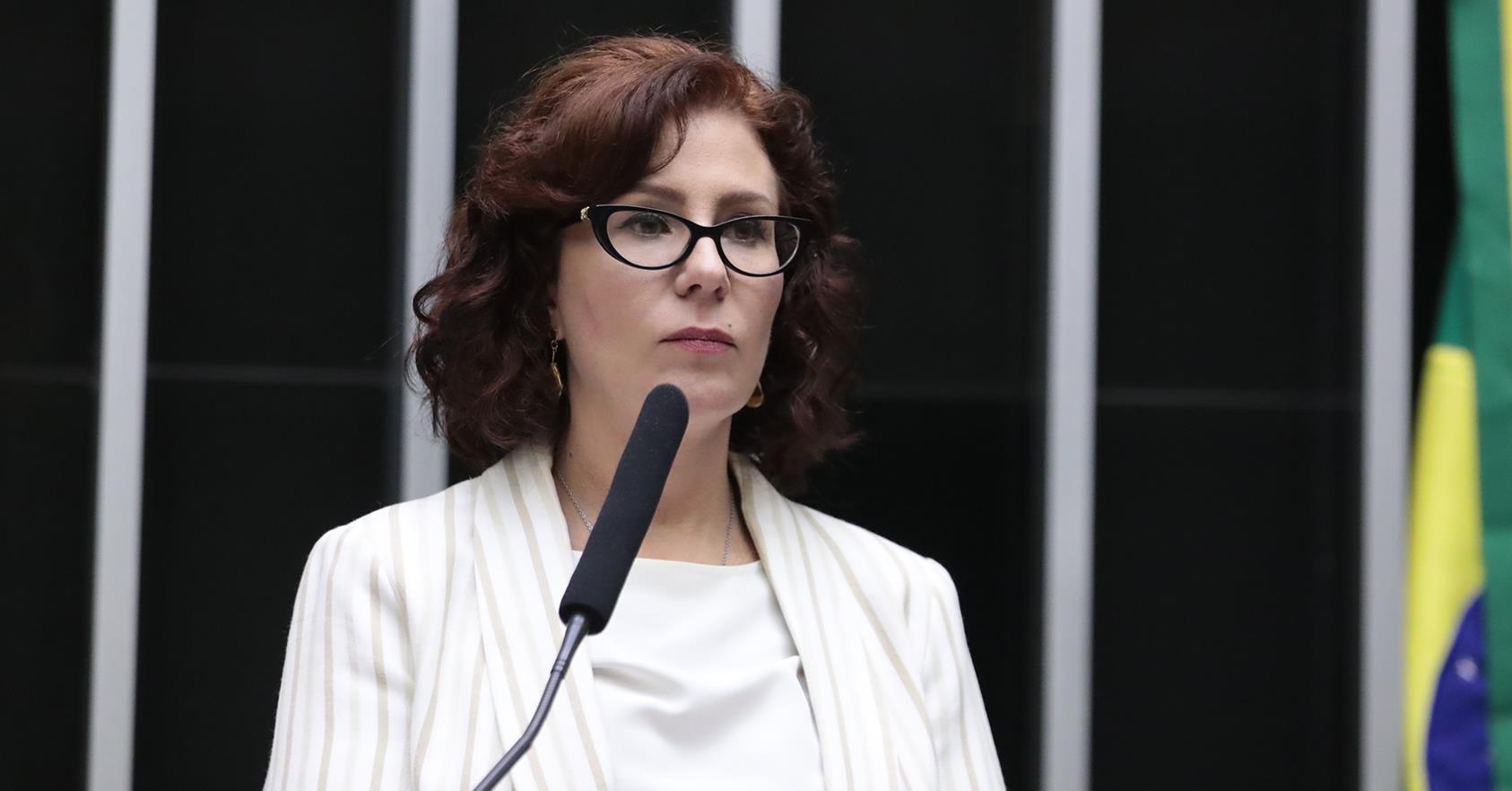 Moraes pede extradição de Carla Zambelli ao Ministério da Justiça