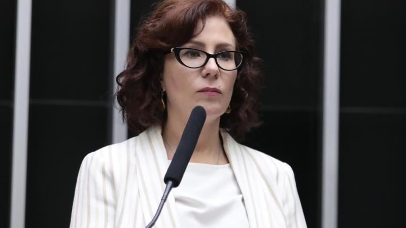 Deputada está na Itália e teve nome incluído na lista vermelha da Interpol após deixar o país.