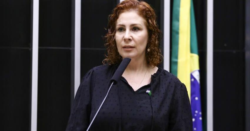 Moraes rejeita recurso e mantém prisão de Zambelli por invasão ao CNJ