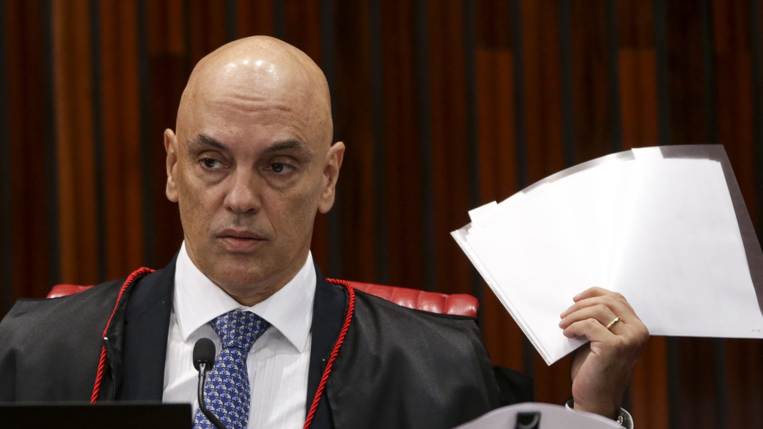 Ministro do STF cita supostos vazamentos seletivos e contradições na imprensa ao justificar decisão.