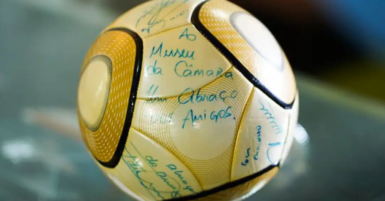 Moraes vota por prisão de réu que furtou bola assinada no 8 de janeiro