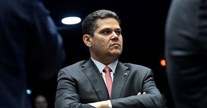 Na média, presidente do Senado só vota em plenário duas vezes por ano