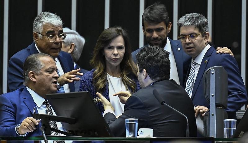 O presidente do Congresso, Davi Alcolumbre, conversa com parlamentares governistas e da oposição durante a sessão de análise de vetos.