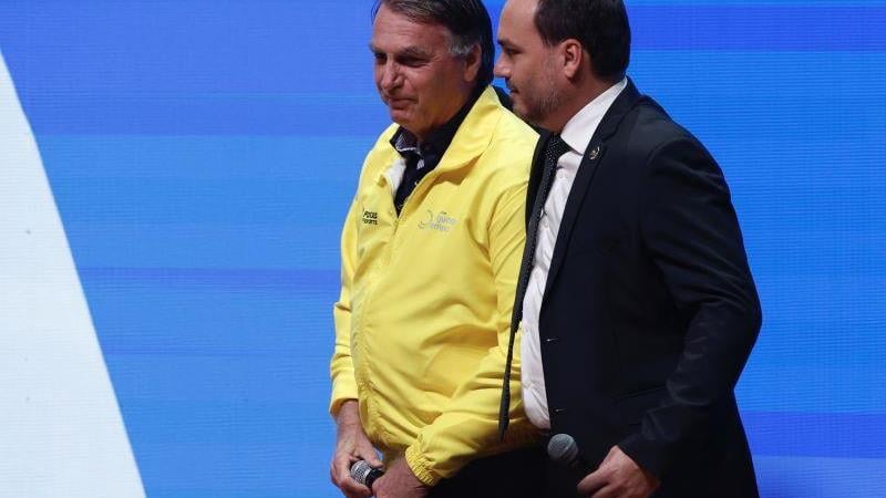 Jair Bolsonaro com o filho Carlos, que é vereador no Rio de Janeiro.