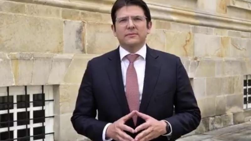 Uribe recebeu atendimento de emergência após ser alvo de atentado.